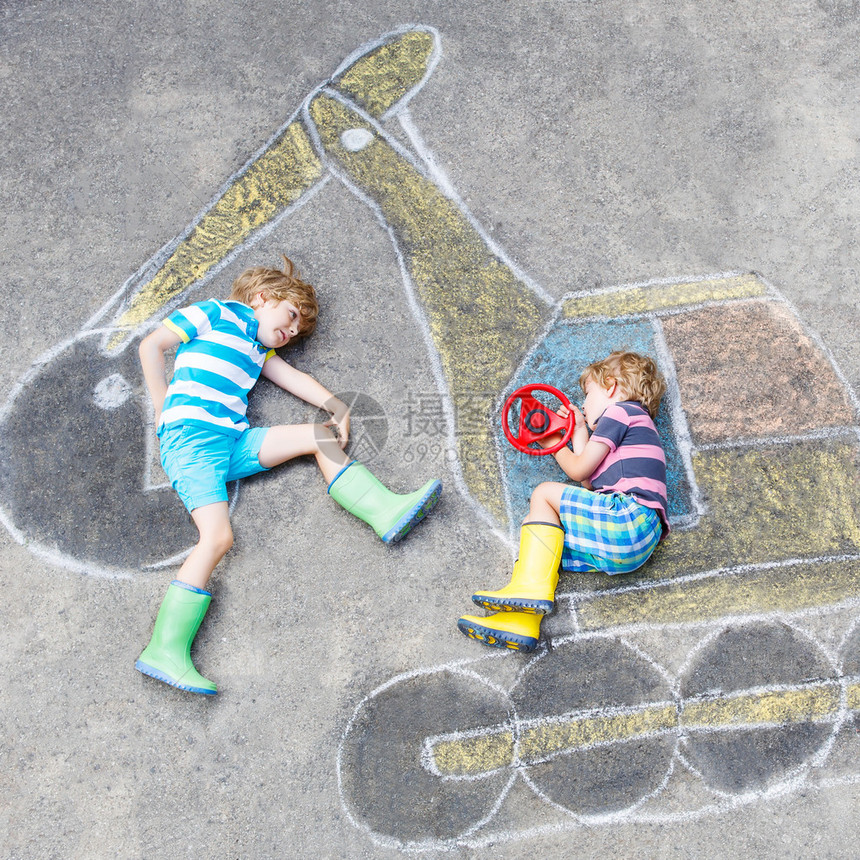2个快乐的小男孩玩得开心与挖掘机的图片绘画和彩色粉笔在夏季图片