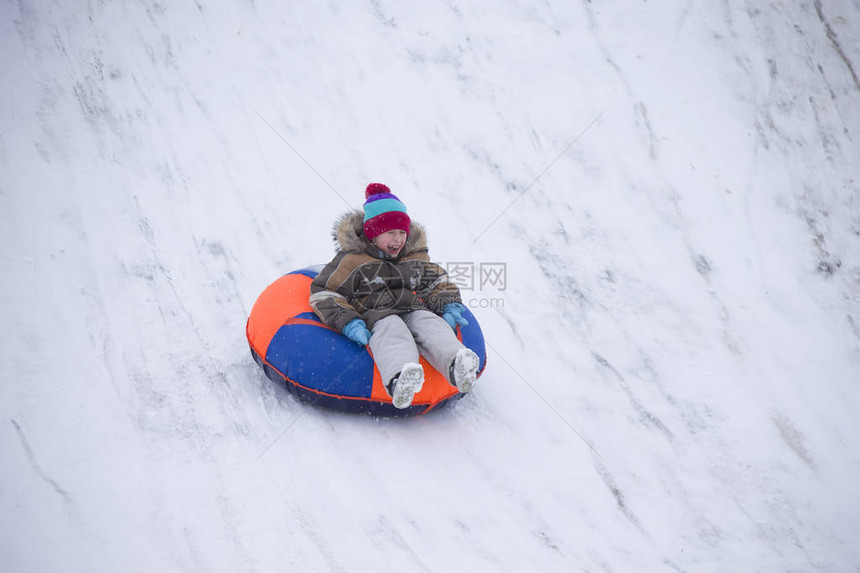 SleddingHappy孩子度假冬天的乐趣和游戏小男孩享受雪橇孩子们在户外玩雪孩子们在冬天在阿尔图片