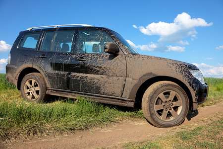 被泥土弄脏的肮脏越野车背景图片