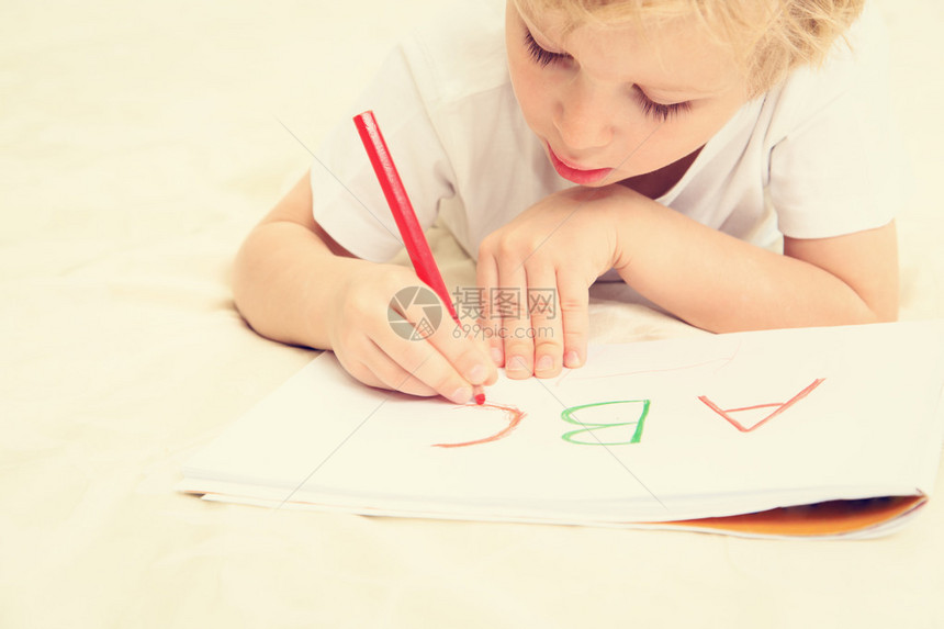 小男孩学习写信早期教育图片