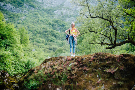 背包旅行山区河流的女人生态旅游图片