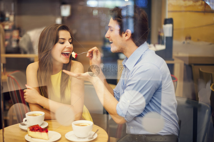 在咖啡馆浪漫约会图片