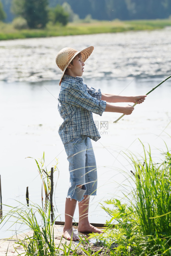 令人惊讶的捕猎男孩扔鱼饵手工捕图片