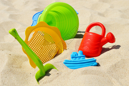 沙滩上的塑料儿童玩具图片