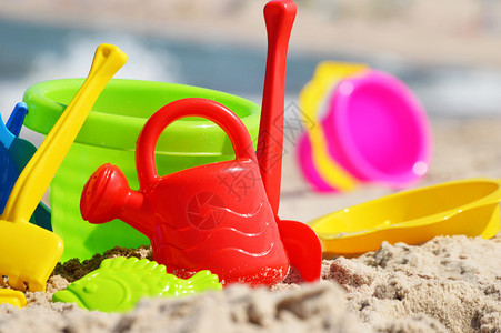 沙滩上的塑料儿童玩具背景图片