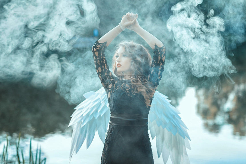 有天使翅膀的女孩被烟雾笼罩这发生在河边图片