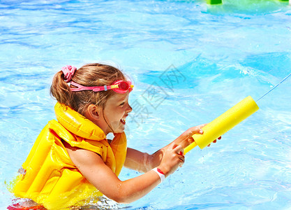 快乐的孩子在游泳池里玩耍图片