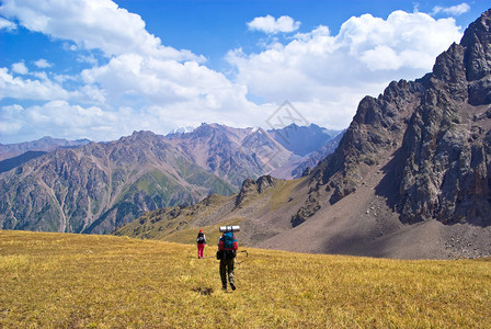 两个人在山上徒步旅行图片