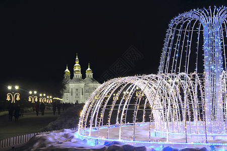 城市公园中美丽的喷泉来自园地的多彩喷泉圣诞节和新图片