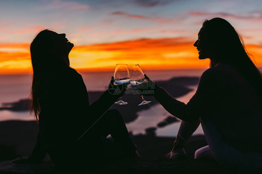 山区日落时妇女们一起饮酒图片