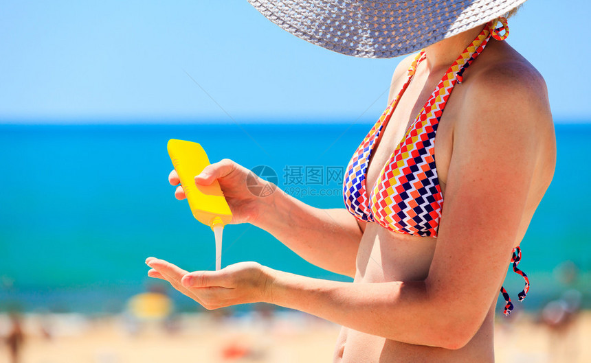 在海滩晒日光浴前使用保护图片