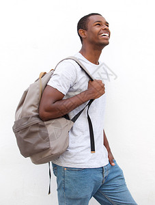 一个微笑着的非洲男大学生走路步图片