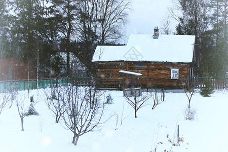 冬天乡村的房子图片