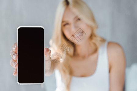 女青年用空白屏幕显示智能手图片