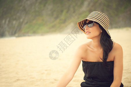 美丽的黑发女郎在海滩上图片