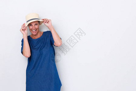 快乐的年长妇女用帽子对着白图片