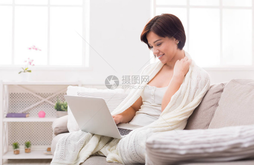 微笑的女在社交网络上浏览新消息图片