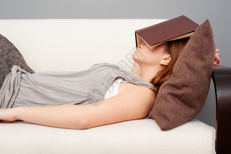 女人脸上挂着书睡觉图片