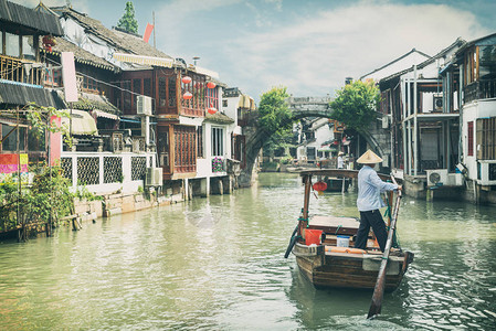 上海朱甲岛水城运河传统旅游船中图片
