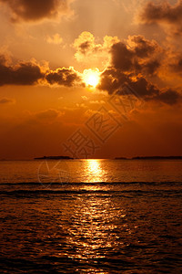 海上日出马尔代夫图片