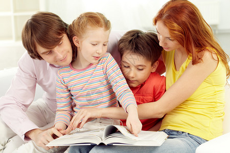 一家人在家一起看书图片