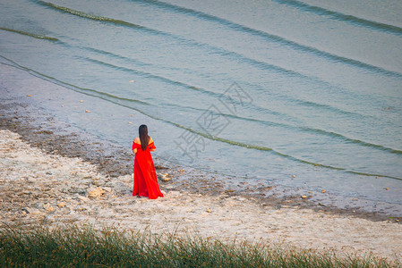 穿着长红色礼服的漂亮女孩背景图片