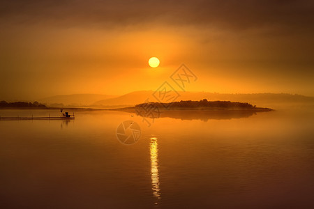 位于塞尔维亚Knic湖的面是渔民在黎明朝太阳升图片