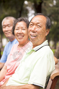 公园里放松的亚洲老年人图片