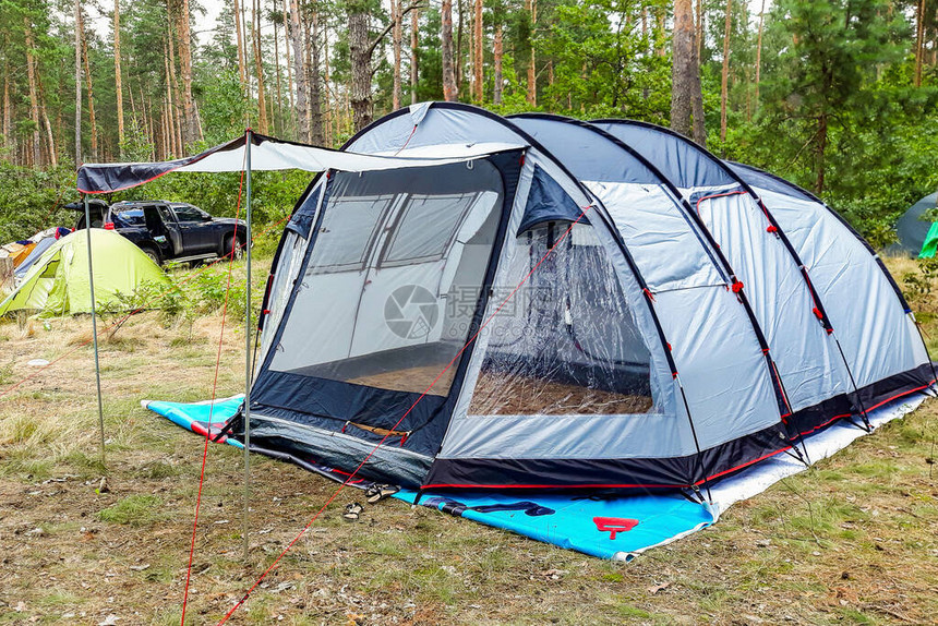 户外露营帐篷设备和烹饪露营地的自然景观一个大帐篷矗立在图片