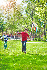 快乐的男孩玩风筝图片