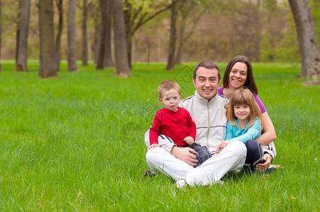 年轻幸福的家庭在美丽的春天节日在大自图片