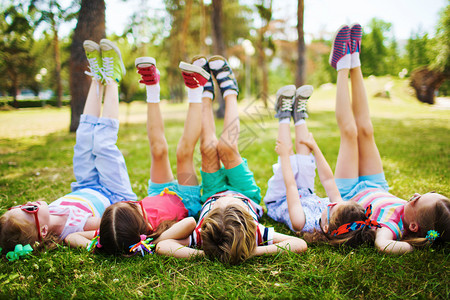孩子们躺在草地上双脚抬起图片