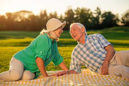老年男人和女人欢笑我们一生中最美好的时光当爱情停止了图片