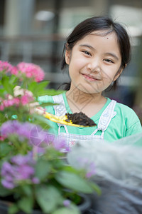 种花的小亚裔孩子图片