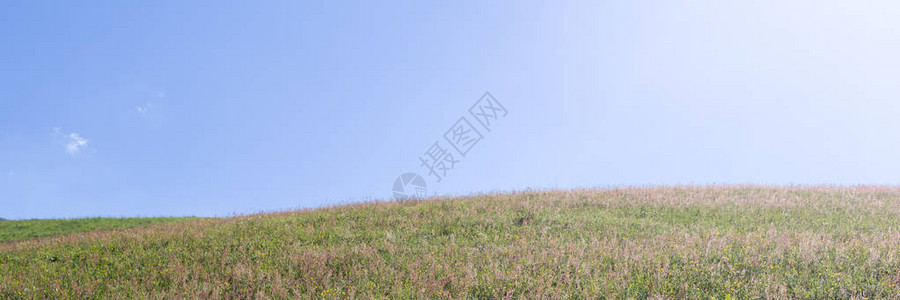 山上草地水平背景意大利风景的乡村田野图片