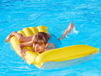 小女孩游泳充气沙滩床垫图片