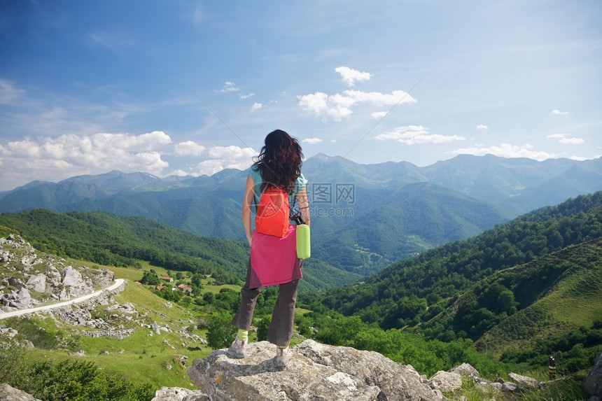 西班牙坎塔布里亚村旁FuentedeCantabria村附近的PicosE图片