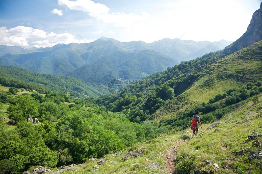 西班牙坎塔布里亚村旁FuentedeCantabria村附近的PicosE图片