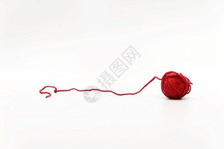 红色绞羊毛纱隔离在白色背景上图片