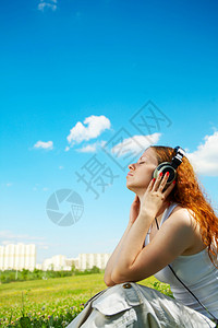 戴耳机的女孩在公园听音乐图片