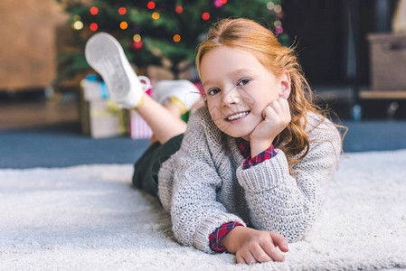 快乐的小女孩在圣诞节图片