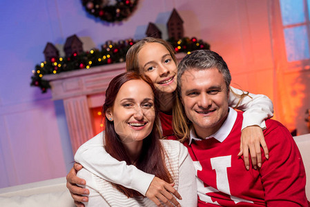 快乐的家庭在圣诞节上拥抱在图片