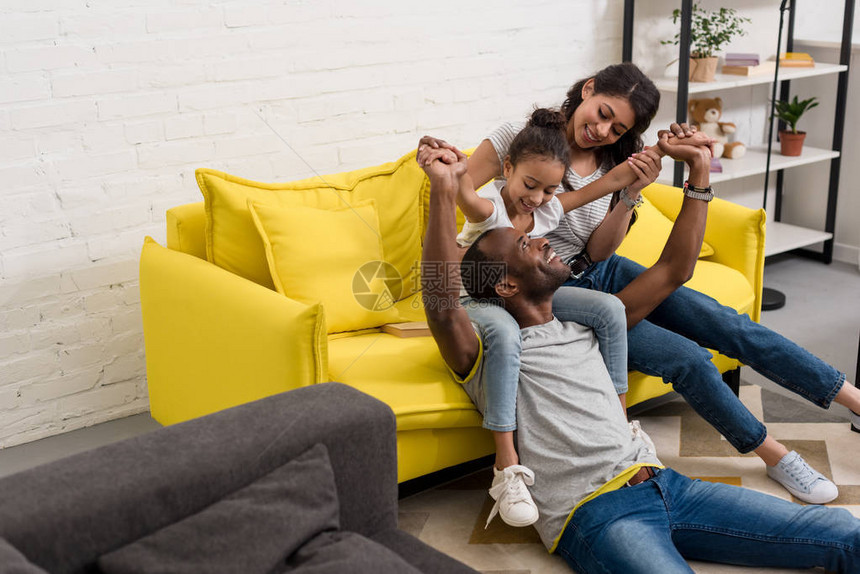 快乐的非洲美家庭一起在家共度时图片
