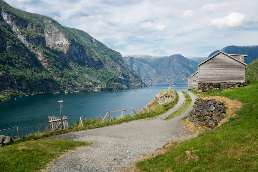 挪威AurlandsfjordAurlandsfjordFlam村的农村道图片