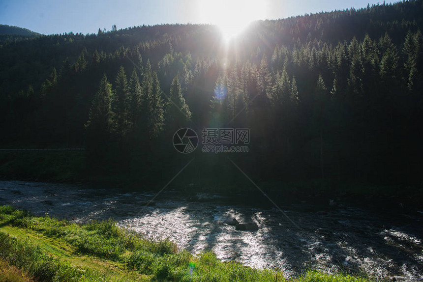 挪威NeirofjordGudvangen森林上山河和阳光照图片