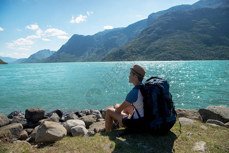 挪威约顿海宁公园Gjende湖附近有背包和背包高清图片