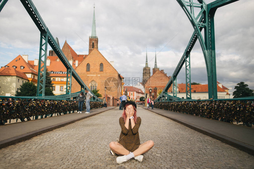坐在波兰弗罗茨瓦夫的旧桥上时图片