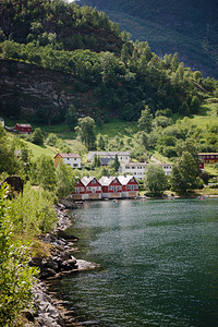 挪威艾于兰峡湾Aurlandsfjorden美丽山脉附近Fla图片