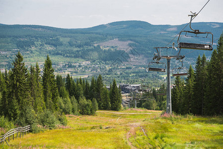 挪威最大的滑雪胜地特吕西尔的滑雪缆车在田野和图片