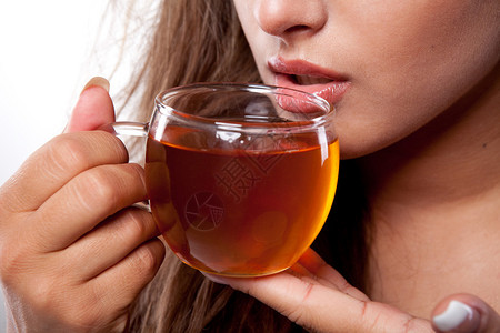 喝杯新鲜美味红茶的女人图片
